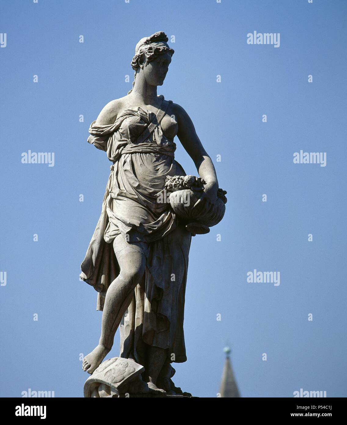 ARTE BARROCO. ITALIA. Vista general de una de las cuatro estatuas originales del siglo XVIII que decoran la entrada del PONTE SANTA TRINITA. Representa una de las cuatro estaciones: 'LA PRIMAVERA'. FLORENCIA. La Toscana. Stock Photo