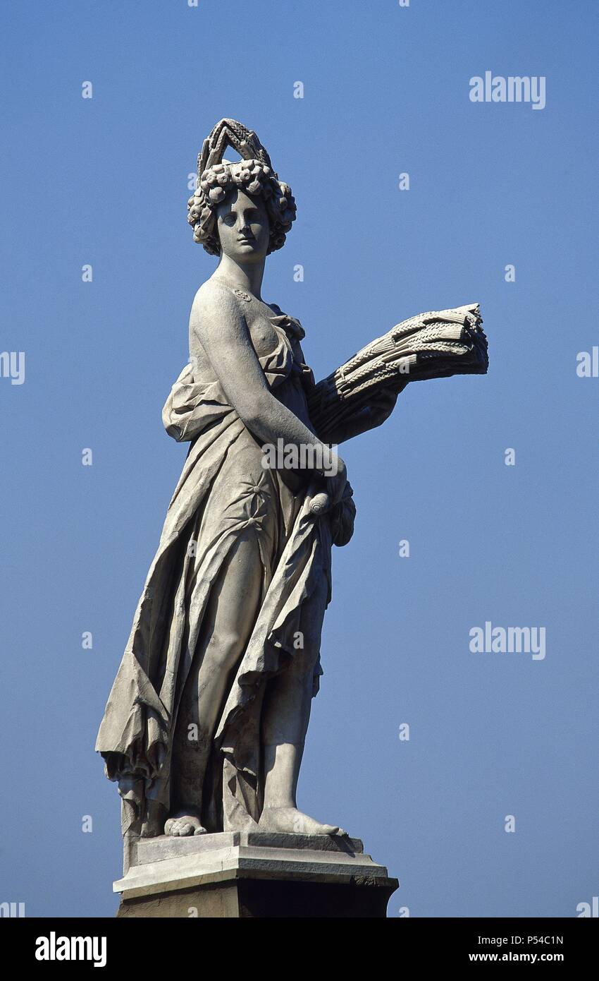 ARTE BARROCO. ITALIA. Vista general de una de las cuatro estatuas originales del siglo XVIII que decoran la entrada del PONTE SANTA TRINITA. Representa una de las cuatro estaciones: 'EL VERANO'. FLORENCIA. La Toscana. Stock Photo