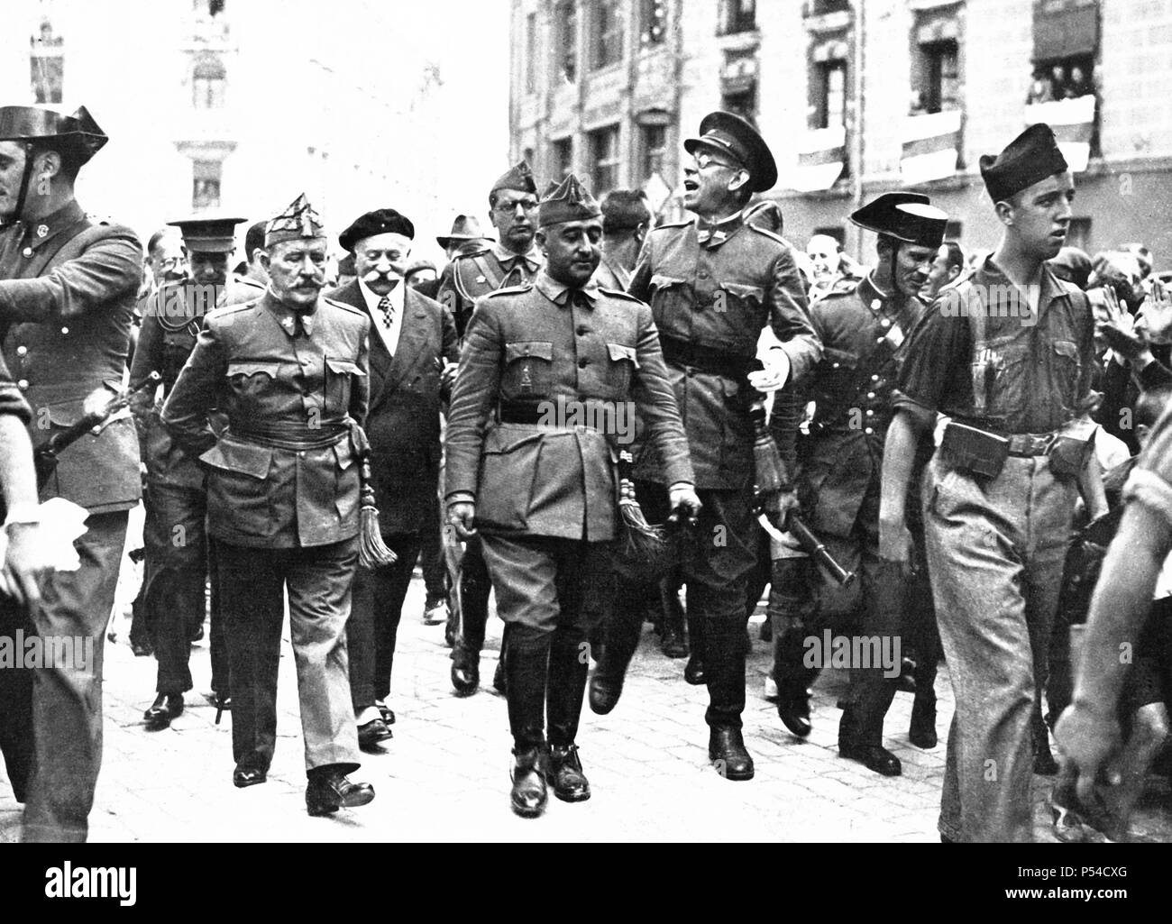 Guerra civil española (1936-1939). Burgos. El general Francisco Franco entre los generales Cavalcanti y Mola dirigiéndose a Capitanía. Agosto de 1936. Stock Photo
