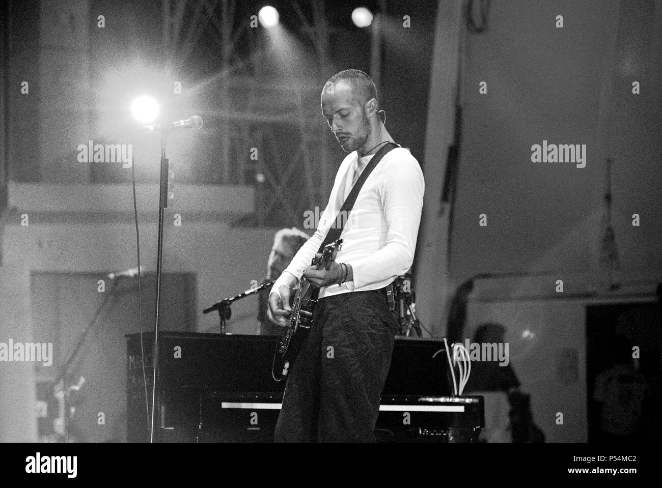 Coldplay performing at the Hollywood Bowl 31st May 2003, Los Angeles, United States of America. Stock Photo