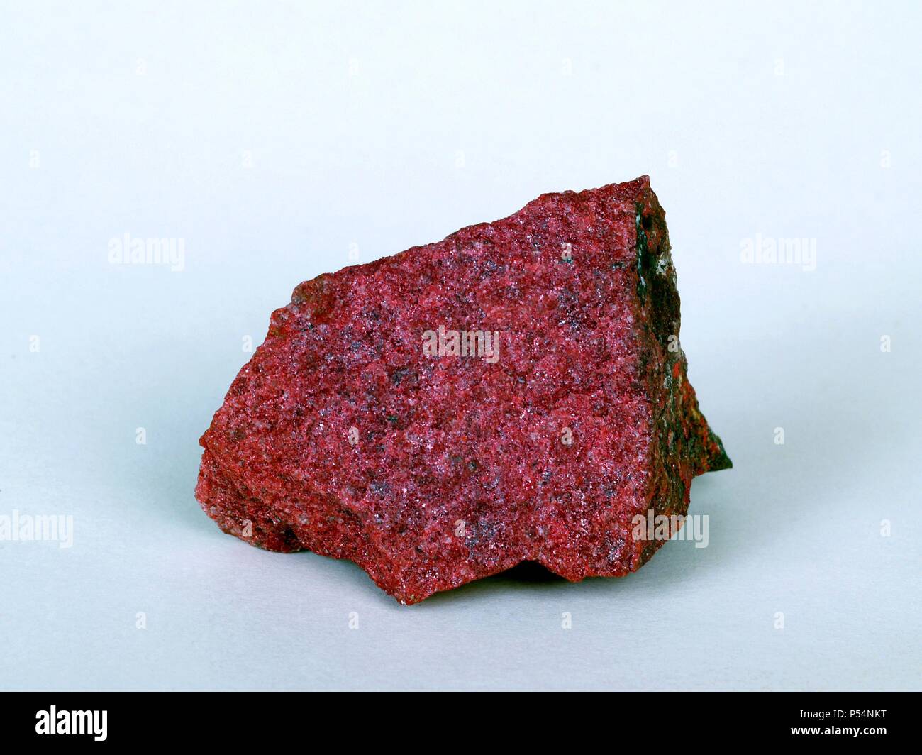CINABRIO. Sulfuro de mercurio de color rojo bermellón, cristalizado en el sistema trigonal. Se halla pocas veces en cristales y habitualmente en masas granulares. Es el mineral más importante de mercurio. Instituto Geológico Minero. Madrid. España. Stock Photo