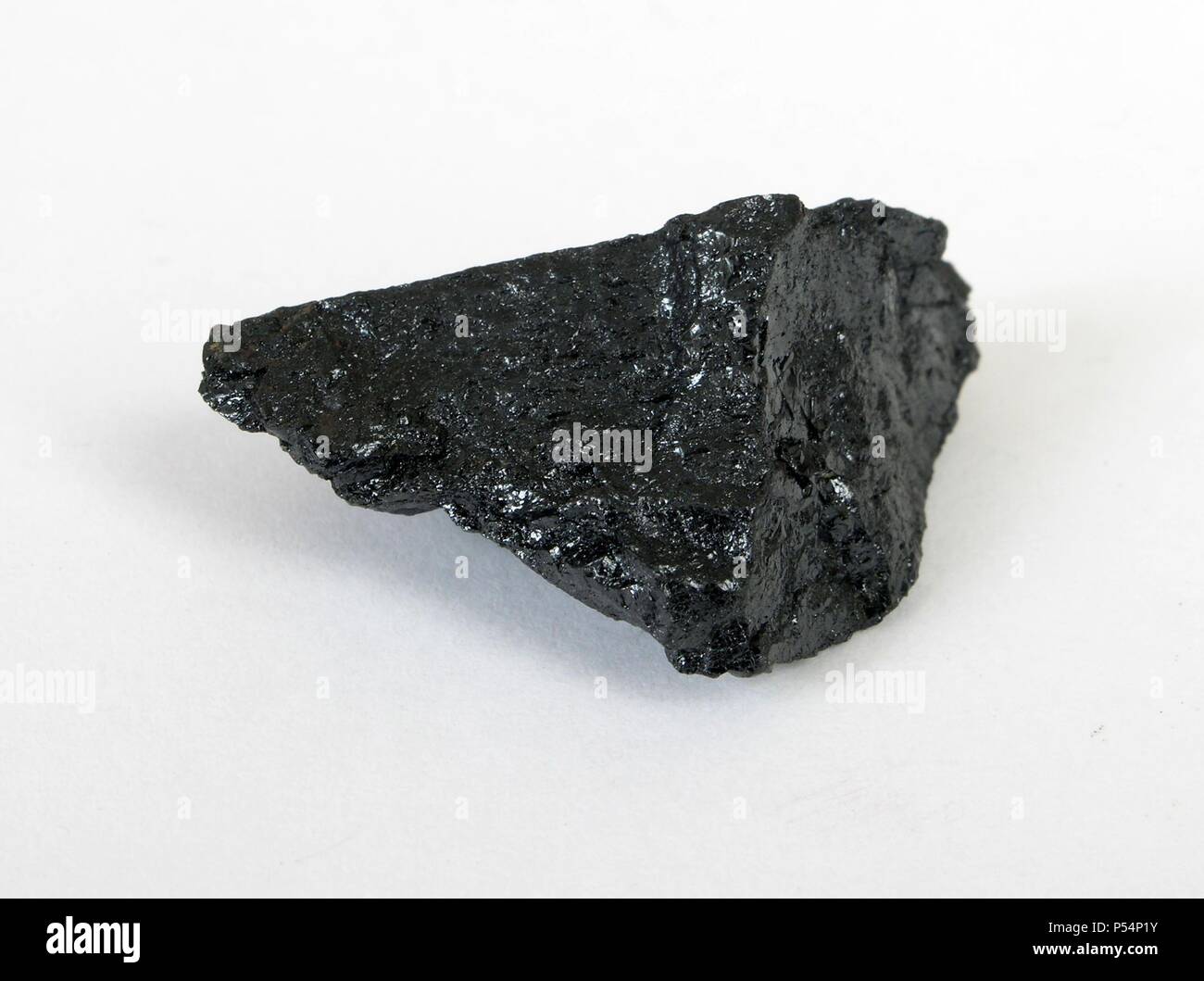 CARBON DE HULLA. Carbón mineral de color negro, brillo vítreo, craso o  píceo y fractura concoidea. Constituido químicamente por carbono, oxígeno e  hidrógeno Stock Photo - Alamy