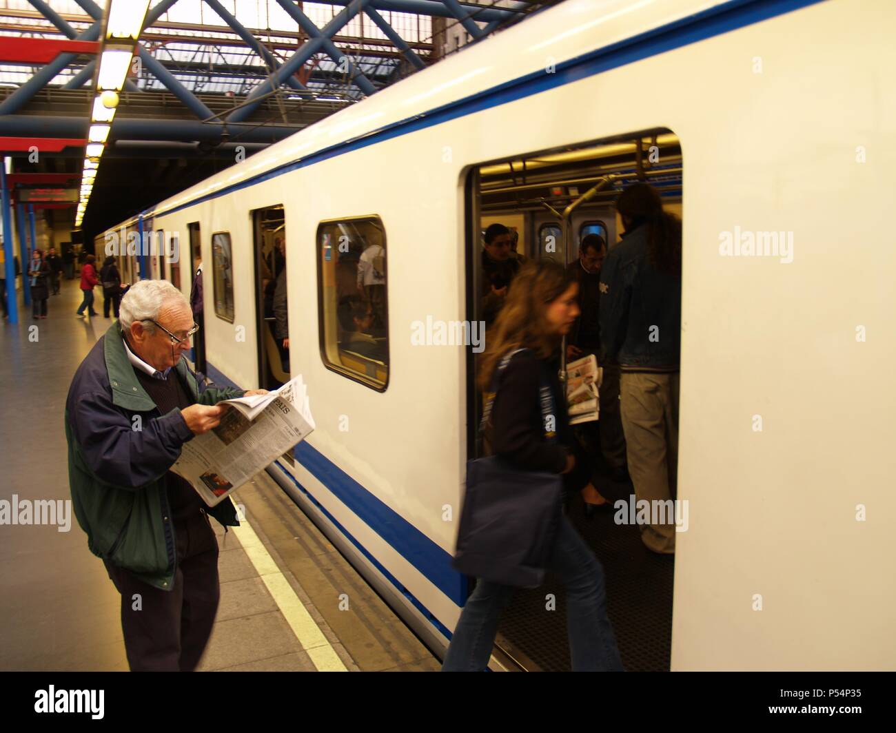 ESTACION DE METRO. Pasajeros subiendo a un vagón. Madrid. España. Stock Photo