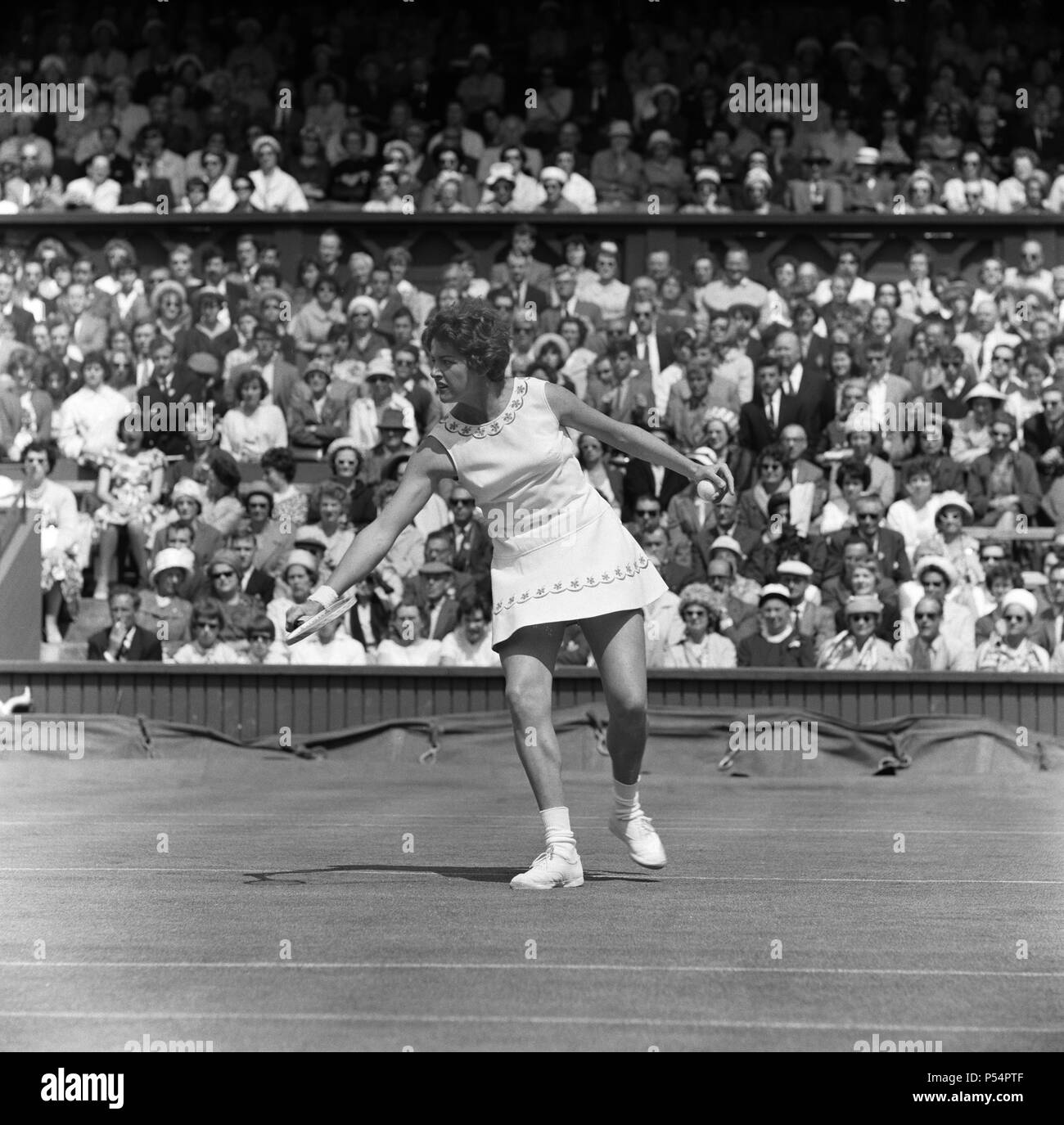 Wimbledon Tennis, Ladies day. Margaret Smith (pictured) playing against  Billie Jean Moffitt (later King). 26th June 1962 Stock Photo - Alamy