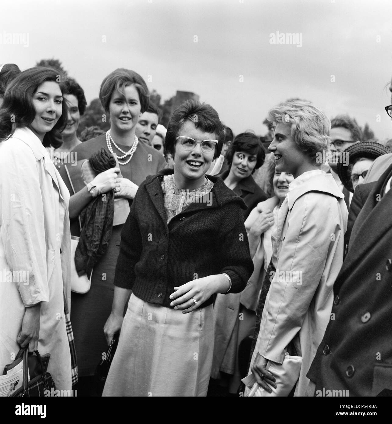 Wimbledon Tennis, Ladies day. Pictured, Billie Jean Moffitt (later King), the player who beat Margaret Smith, on the outside courts with the crowds. 26th June 1962. Stock Photo