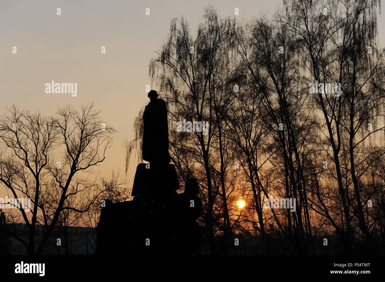 CRACOVIA. Atardecer, con el Monumento dedicado al artista, dramaturgo y poeta polaco STANISLAW WYSPIANSKI (1869-1907). Polonia. Europa. Stock Photo