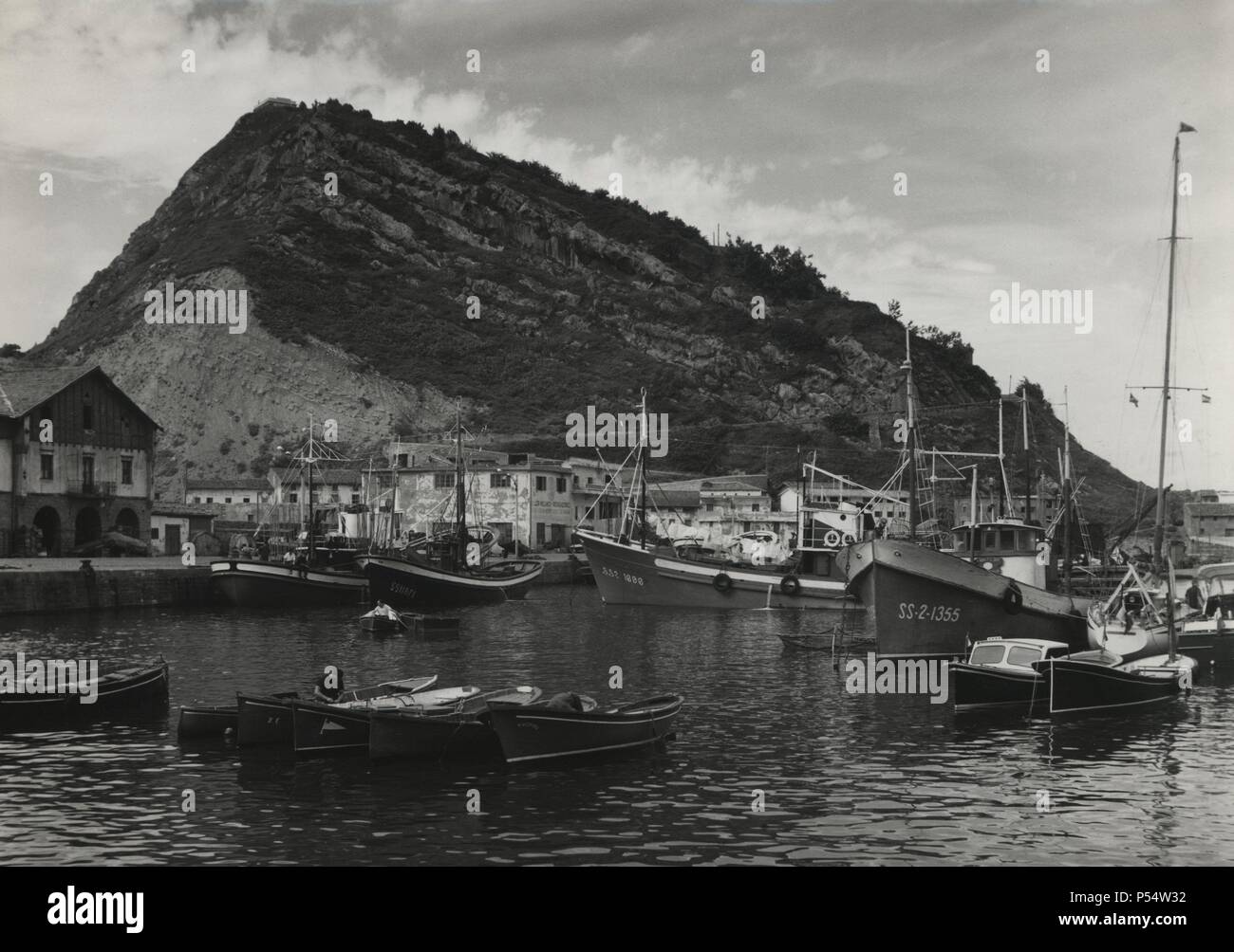 España. Puerto y Monte del Ratón en Guetaria (Guipúzcoa). Años 1950. Stock Photo