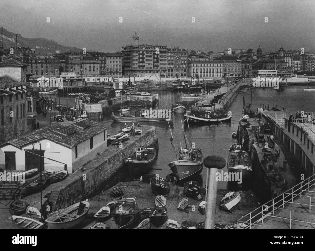 España. Puerto de pescadores en San Sebastián (Guipúzcoa). Años 1950. Stock Photo