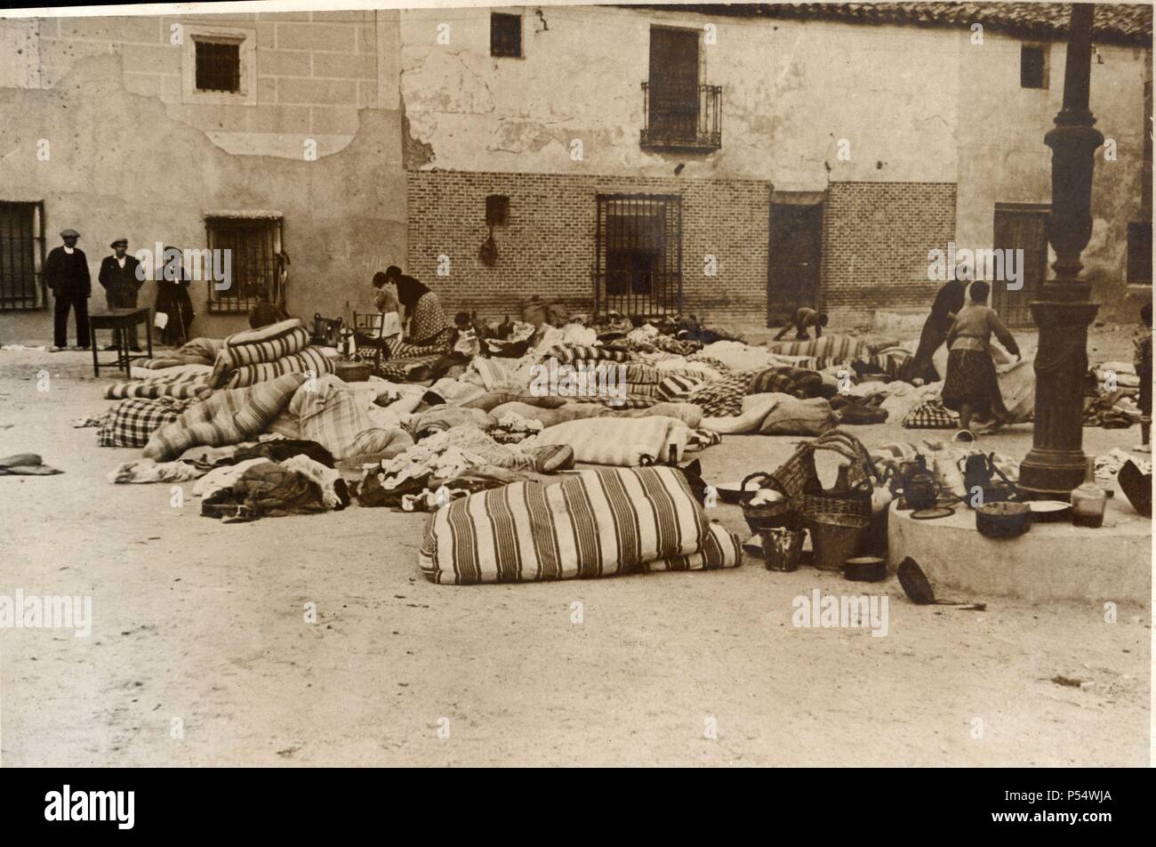 España, guerra civil. La población madrileña huye en desorden ante la invasión del ejército nacionalista. Año 1938. Stock Photo