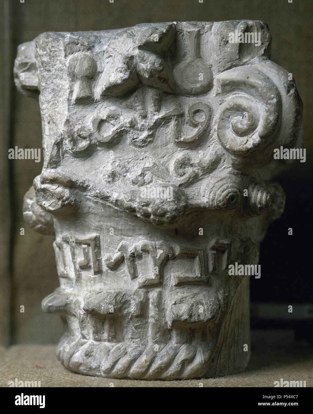 ARTE HEBREO. ESPAÑA. CAPITEL HEBREO-ARABE datado entre los siglos XII y III. Museo Sefardí. Toledo. Castilla-La Mancha. Stock Photo