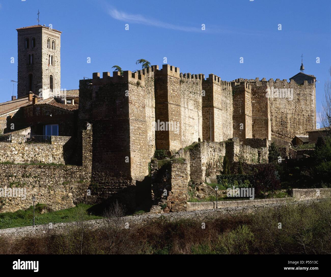 COMUNIDAD DE MADRID. BUITRAGO DE LOZOYA. Vista del ALCAZAR, de origen árabe, que conserva cinco torres de estilo mudéjar. Desde la fortaleza parte un lienzo de muralla que por el sistema llamado de 'coracha' llega al embalse y aseguraba el abastecimiento de agua de la población. España. Stock Photo