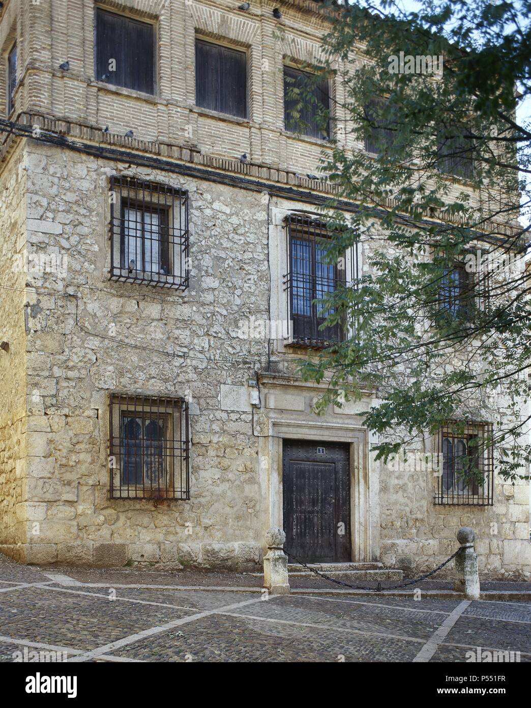 COMUNIDAD DE MADRID. CHINCHON. Vista general de la fachada de la CASA DE LA  CADENA, la casa noble más importante de la población. En ella pernoctó el  rey FELIPE V durante la