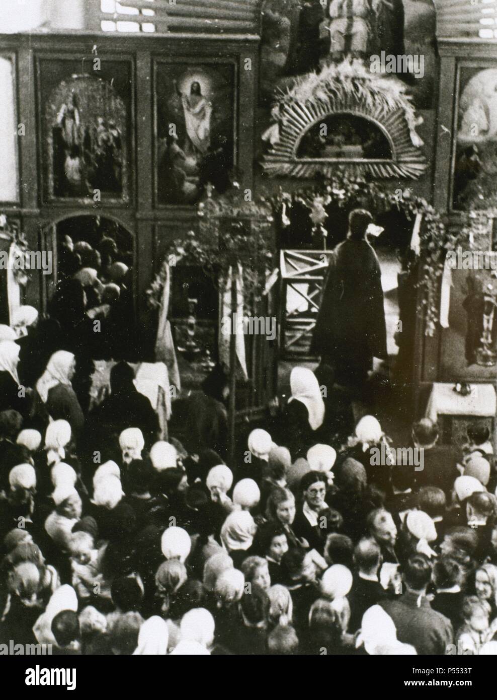 SEGUNDA GUERRA MUNDIAL. Celebración de un acto religioso en territorio ucraniano durante la dominación alemana y bajo el acoso de la artillería soviética. Stock Photo