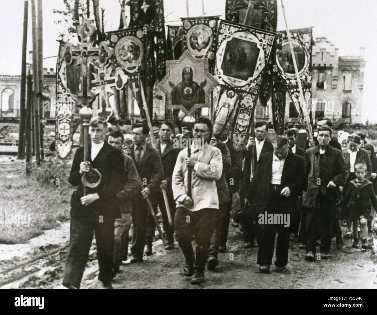 SEGUNDA GUERRA MUNDIAL. Acto religioso celebrado por ciudadanos ucranianos durante la dominación alemana. Stock Photo