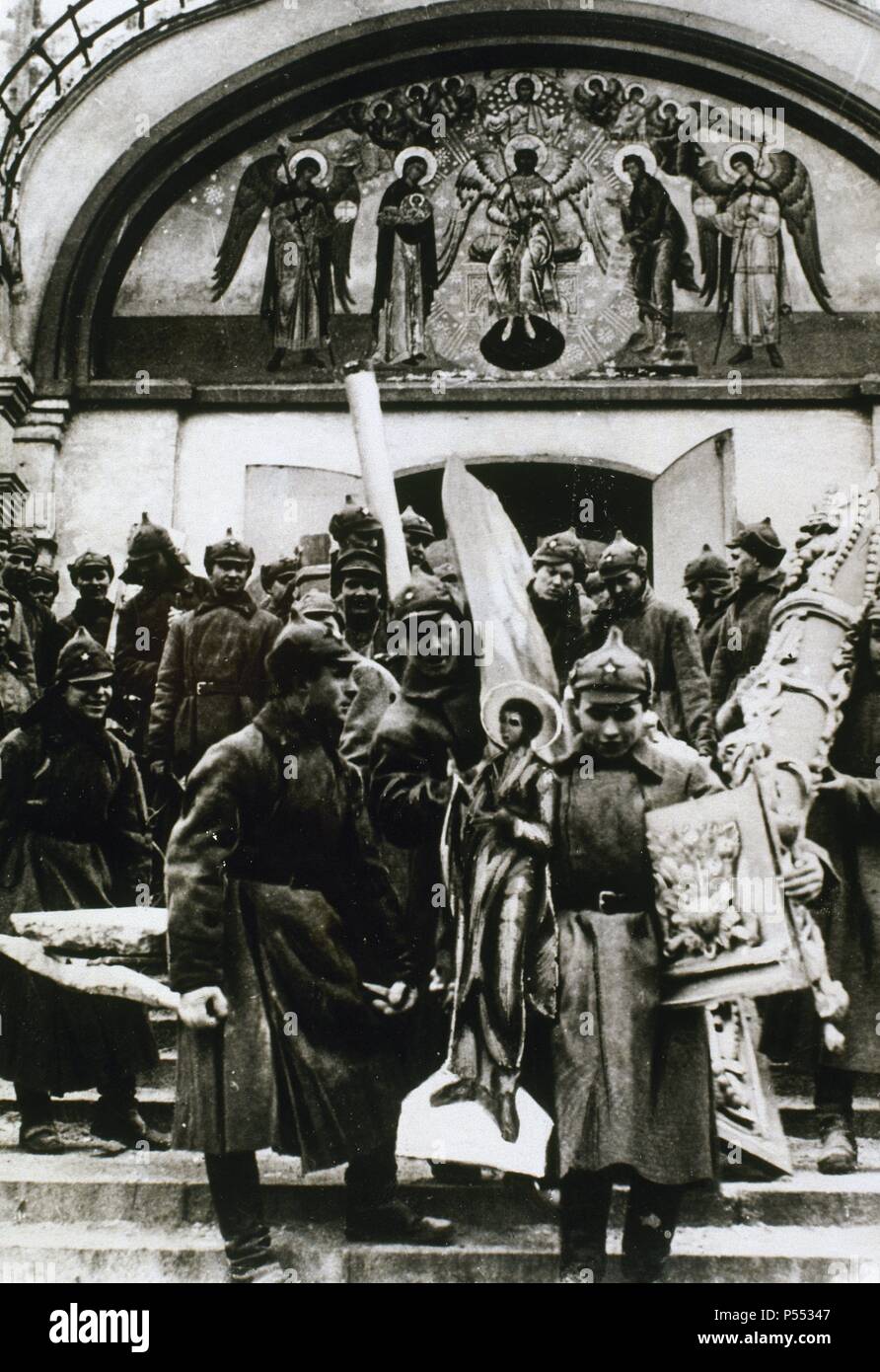 SEGUNDA GUERRA MUNDIAL. RUSIA. Ciudadanos y soldados soviéticos despojando a las iglesias de todo aquello que pudiese tener valor. En la imagen, uno de los conventos más antiguos de Rusia. Stock Photo
