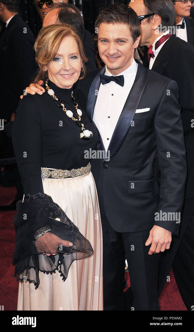 Jeremy renner and his mother hi-res stock photography and images - Alamy, image size:812x1390
