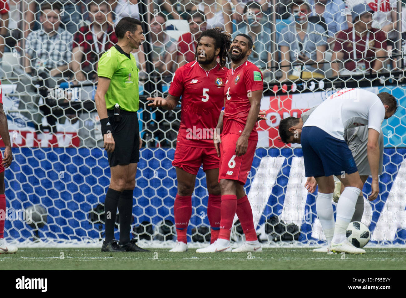 Roman TORRES (2nd left to right, PAN) and Gabriel GOMEZ (2nd from right, PAN) discuss referee Ghead GRISHA's penalty decision (EGY), while Harry KANE (ENG) puts the ball to frustration, frustrated, frustratedet, disappointed, showered, decapitation, disappointment, sad, discussion, whole figure, England (ENG) - Panama (PAN) 6: 1, preliminary round, Group G, match 30, on 24.06.2018 in Nizhny Novgorod; Football World Cup 2018 in Russia from 14.06. - 15.07.2018. | usage worldwide Stock Photo