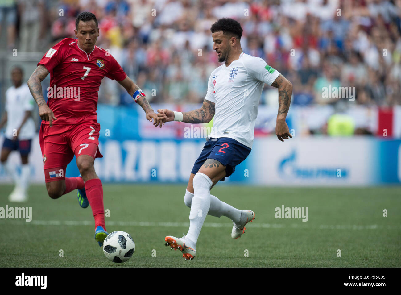 Blas PEREZ (left, PAN) versus Kyle WALKER (ENG), action, duels, England (ENG) - Panama (PAN) 6: 1, preliminary round, Group G, match 30, on 24.06.2018 in Nizhny Novgorod; Football World Cup 2018 in Russia from 14.06. - 15.07.2018. | usage worldwide Stock Photo