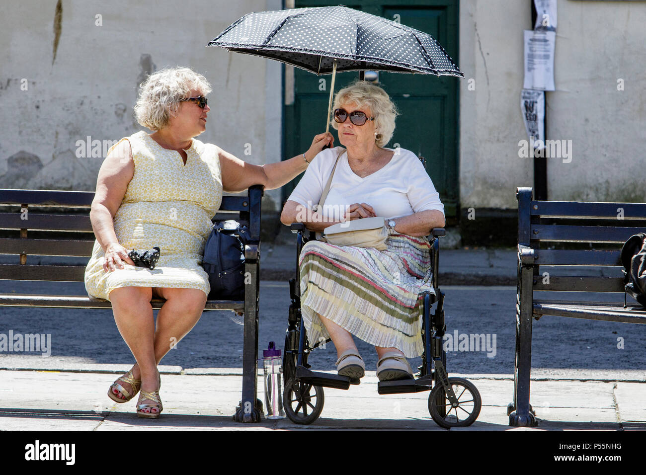 Bath, UK, 25th June, 2018. As Bath enjoys another hot and sunny day two ...