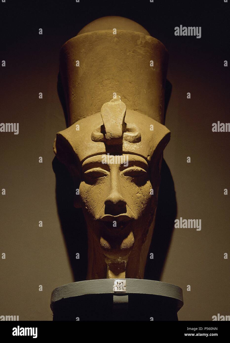 ARTE EGIPCIO. CABEZA DE AMENOFIS IV (AMENHOTEP) o AKHENATON, faraón de la dinastía XVIII (h.1405-1367 a.C.). Museo de Luxor. Egipto. Stock Photo