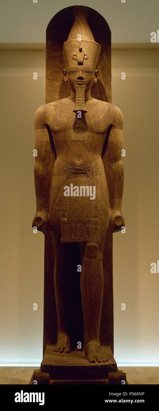 ARTE EGIPCIO. ESCULTURA DE AMENOFIS IV (AMENHOTEP) o AKHENATON, faraón de la dinastía XVIII (h.1405-1367 a.C.). Museo de Luxor. Egipto. Stock Photo