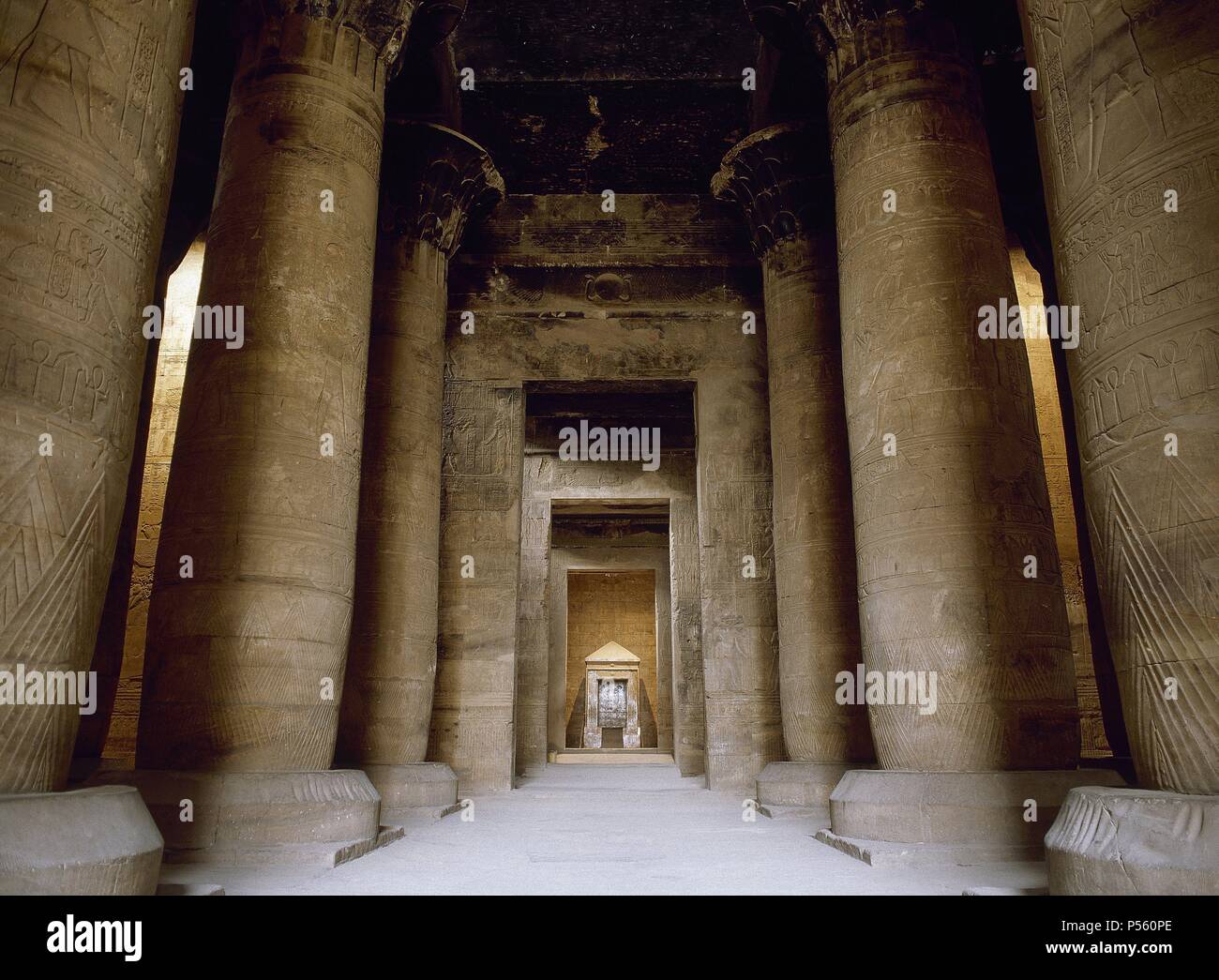 ARTE EGIPCIO. TEMPLO DE HORUS. Templo del periodo ptolemaico de planta nítida, armoniosa y lógica. Vista de la sala hipóstila y del santuario de Horus. Edfú. Egipto. Stock Photo