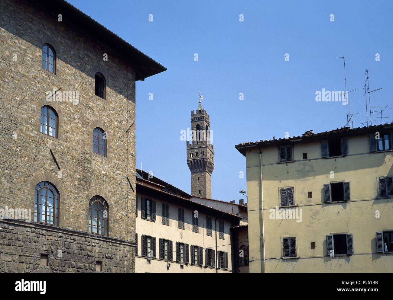 ITALIA. FLORENCIA. Vista parcial del barrio de Santa Croce con la torre medieval del Palacio Vecchio al fondo. La Toscana. Stock Photo