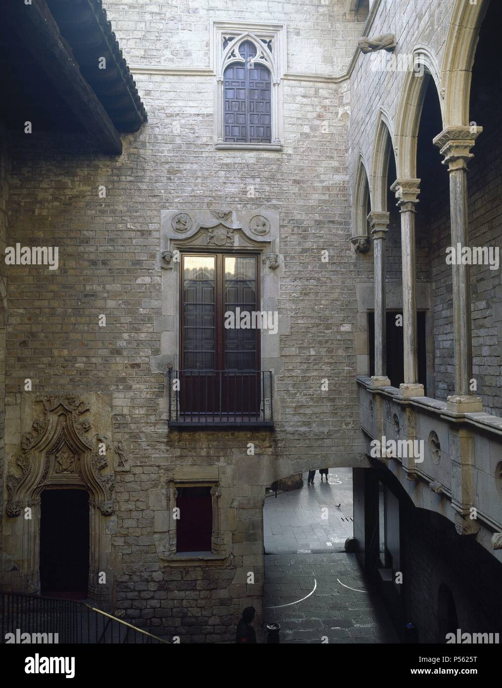 ARTE GOTICO. ESPAÑA. PALACIO DE AGUILAR, DEL BARO DE CASTELLET Y PALACIO MECA. Conjunto de edificios góticos en el que se encuentra el MUSEO PICASSO. Cuenta con elementos decorativos de los siglos XIII al XVI. Vista parcial del PATIO INTERIOR Y EL CLAUSTRO. BARCELONA. Cataluña. Stock Photo