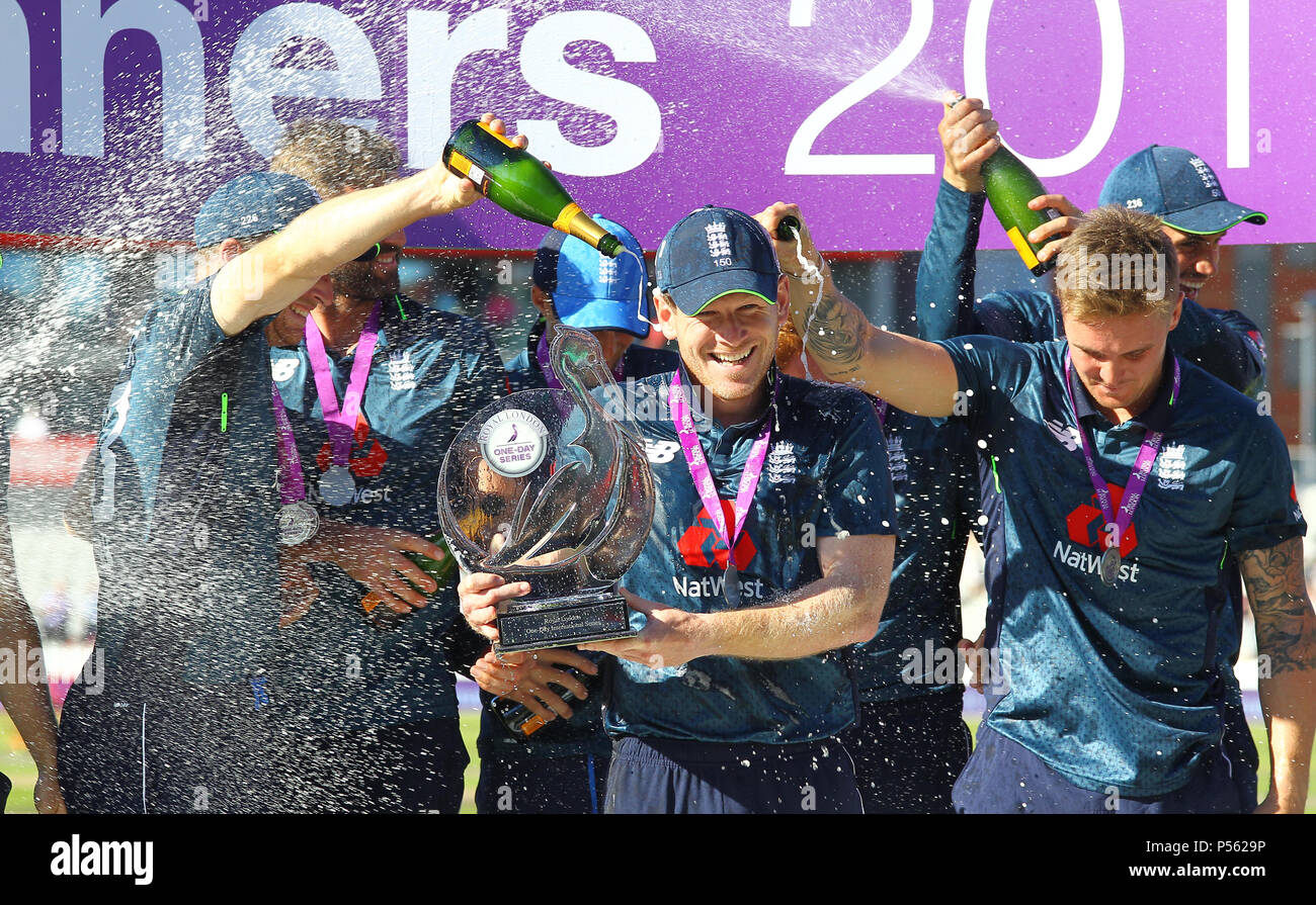 Sunday 24th June 18 Emirates Old Trafford 5th Odi Royal London One Day Series England V Australia Eoin Morgan Captain C Of England Celebrate Stock Photo Alamy