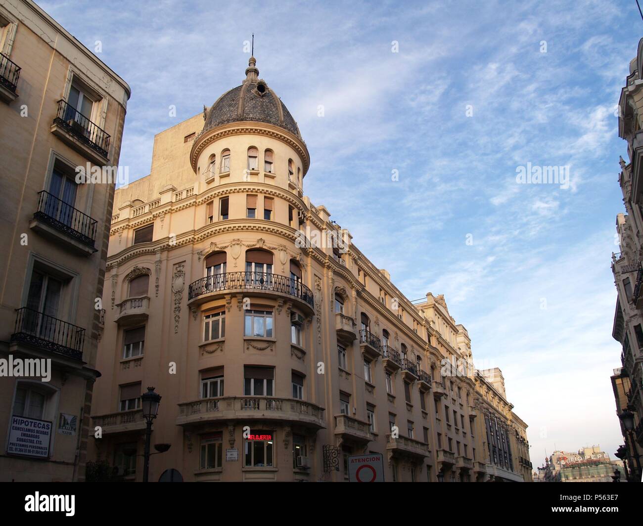 MADRID. Vista del edificio DUQUE DE LAS TORRES, situado en la Calle Mayor.  España Stock Photo - Alamy