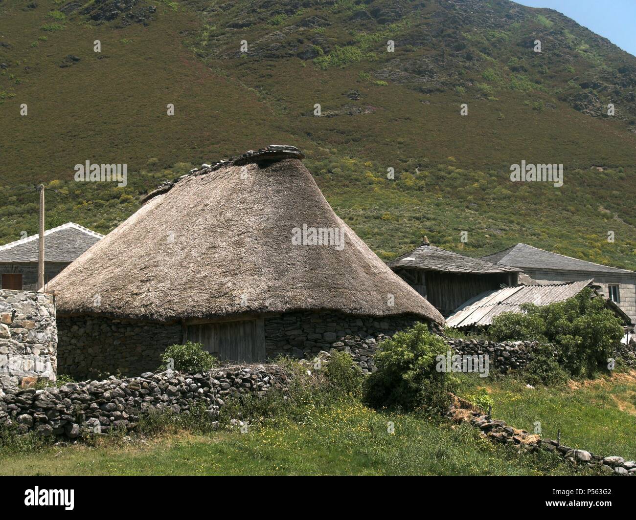 Pallozas balouta los ancares león hi-res stock photography and images ...