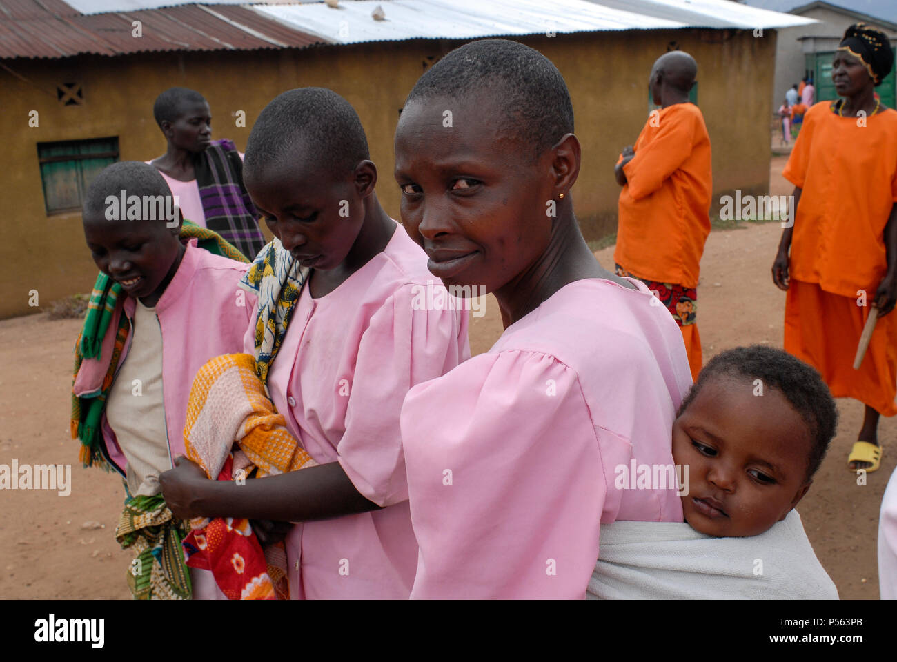 RWANDA, Gitarama , jail with 7500 prisoner , mostly for Hutu for genocide crimes , many detainees are  women with children, prisoner in orange clothes: already sentenced, pink clothes: waiting for accusation / RUANDA, Gitarama , Gefaengnis mit 7500 Haeftlingen , viele sind Hutu und wegen Genozid Verbrechen inhaftiert , darunter auch viele Frauen mit Kindern , Haeftlingskleidung orange: bereits verurteilt , rosa: warten auf Anklage Stock Photo