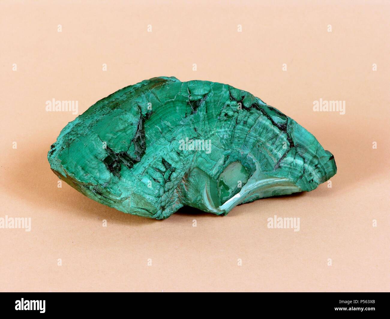 MALAQUITA. Carbonato básico de cobre, monoclínico,