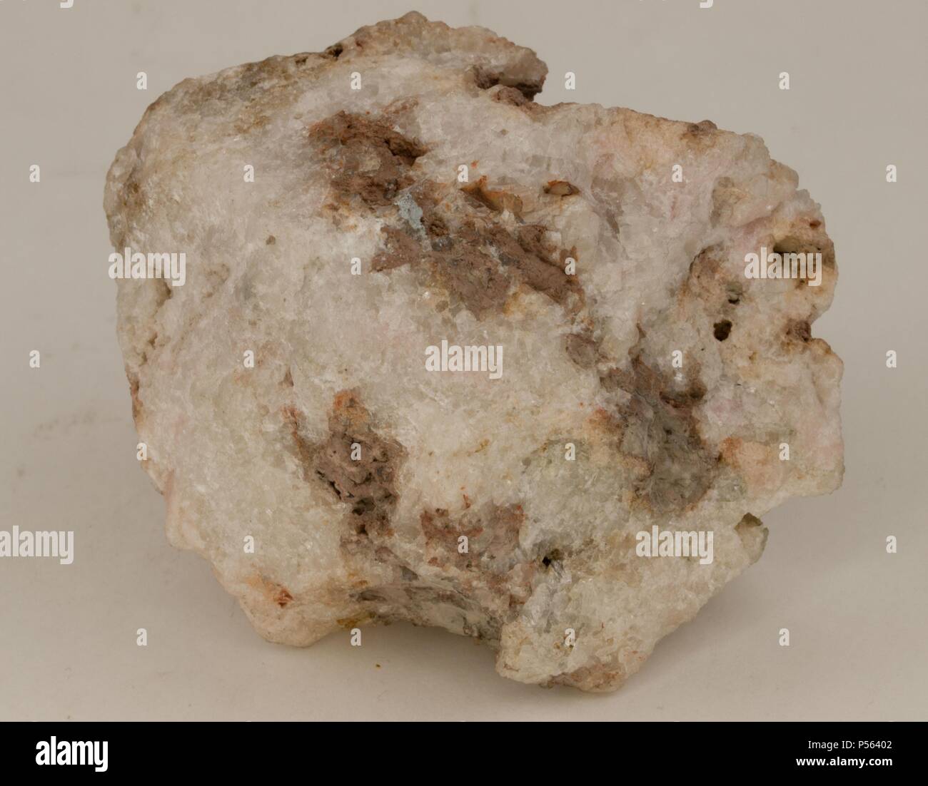 TUGTUPITA. Mineral de la clase de silicatos. Ejemplar procedente de Tugtup, Groenlandia. Stock Photo