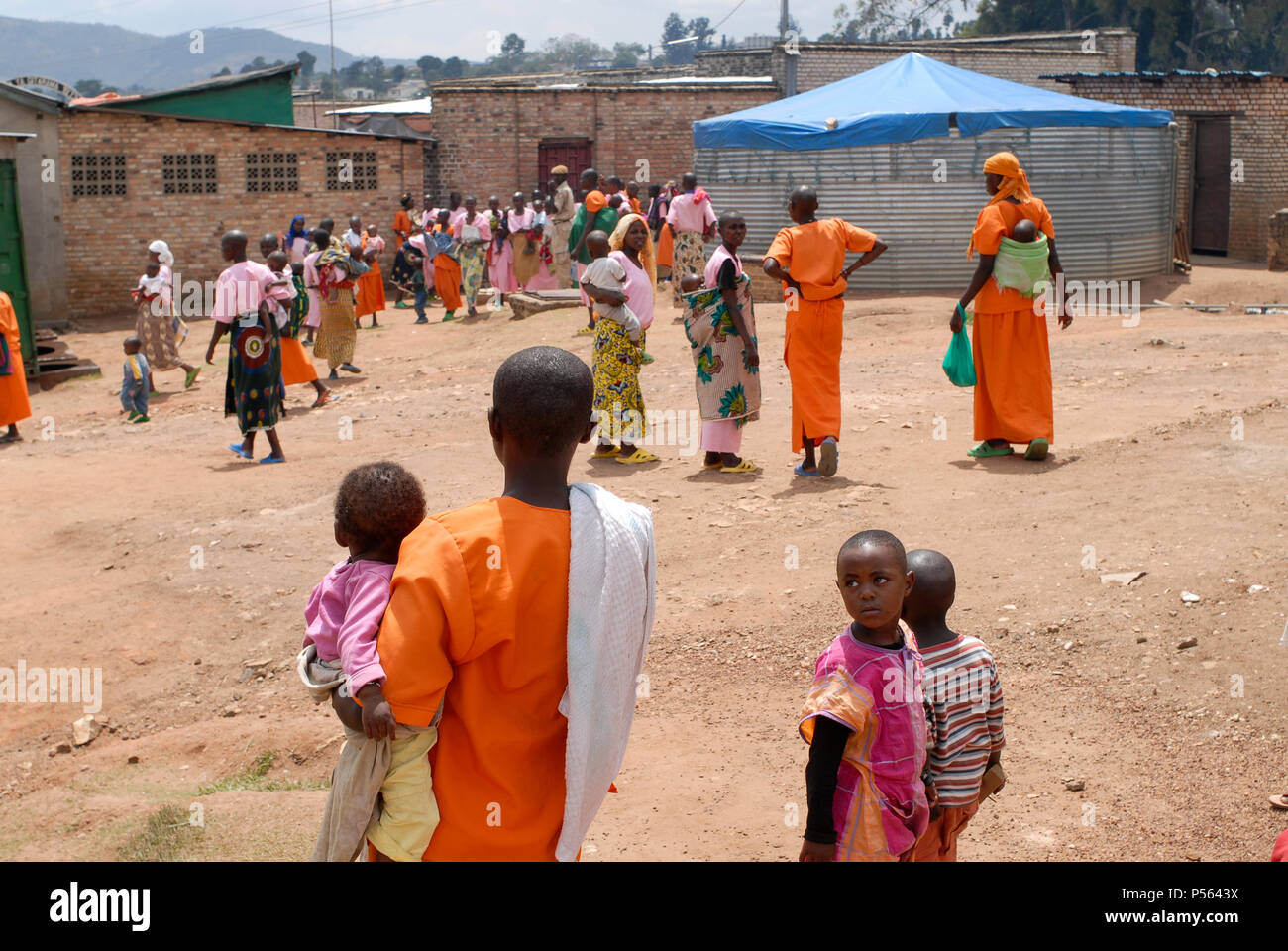 RWANDA, Gitarama , jail with 7500 prisoner , mostly for Hutu for genocide crimes , many detainees are  women with children, prisoner in orange clothes: already sentenced, pink clothes: waiting for accusation / RUANDA, Gitarama , Gefaengnis mit 7500 Haeftlingen , viele sind Hutu und wegen Genozid Verbrechen inhaftiert , darunter auch viele Frauen mit Kindern , Haeftlingskleidung orange: bereits verurteilt , rosa: warten auf Anklage Stock Photo