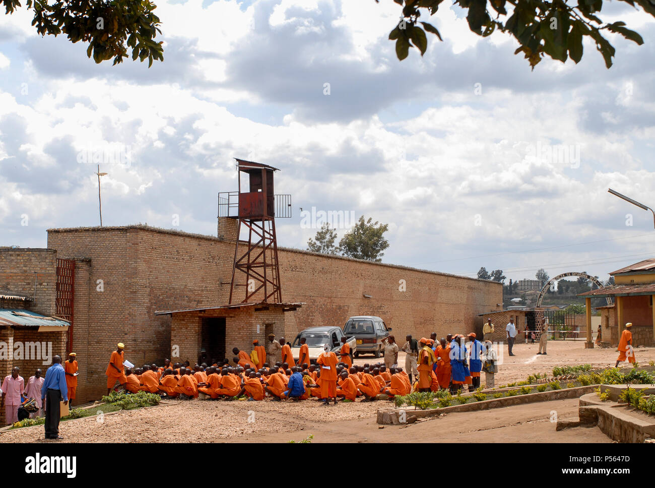 RWANDA, Gitarama , jail with 7500 prisoner , mostly for Hutu for genocide crimes , prisoner in orange clothes: already sentenced, pink clothes: waiting for accusation / RUANDA, Gitarama , Gefaengnis mit 7500 Haeftlingen , viele sind Hutu und wegen Genozid Verbrechen inhaftiert , Haeftlingskleidung orange: bereits verurteilt , rosa: warten auf Anklage Stock Photo