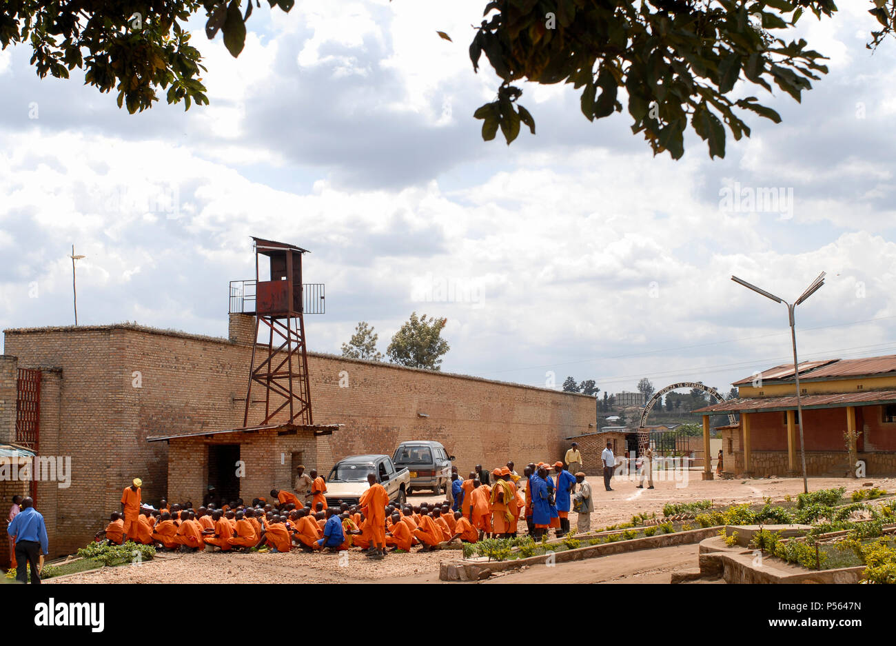 RWANDA, Gitarama , jail with 7500 prisoner , mostly for Hutu for genocide crimes , prisoner in orange clothes: already sentenced, pink clothes: waiting for accusation / RUANDA, Gitarama , Gefaengnis mit 7500 Haeftlingen , viele sind Hutu und wegen Genozid Verbrechen inhaftiert , Haeftlingskleidung orange: bereits verurteilt , rosa: warten auf Anklage Stock Photo