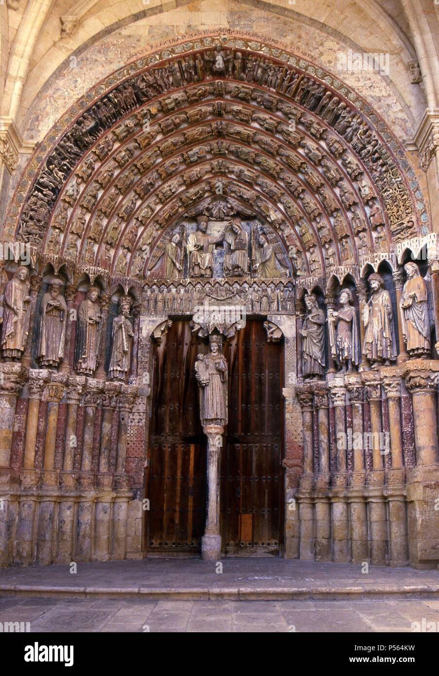 ARTE GOTICO. ESPAÑA. PORTICO DE LA MAJESTAD (s. XIII), con la representación, en el TIMPANO, de la CORONACION DE LA VIRGEN. En las ARQUIVOLTAS, los EJERCITOS CELESTIALES, y en la exterior, el JUICIO FINAL. En el PARTELUZ se encuentra la VIRGEN CON EL NIÑO. COLEGIATA DE SANTA MARIA LA MAYOR (s. XII-XIII). TORO. Provincia de Zamora. Castilla-León. Stock Photo