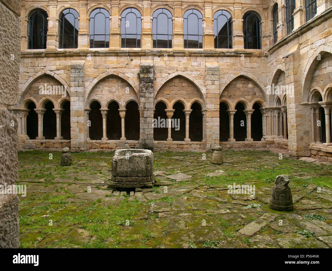 Monasterio cisterciense del siglo xii hi-res stock photography and ...
