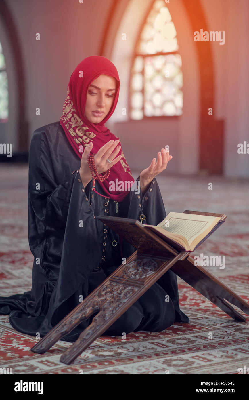 Muslim Girl Pray Stock Photos & Muslim Girl Pray Stock 