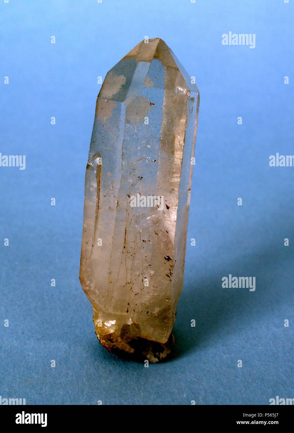 CUARZO HIALINO. Mineral muy difundido en la naturaleza, constituido por  bióxido de silicio. Cristales de forma prismática Stock Photo - Alamy
