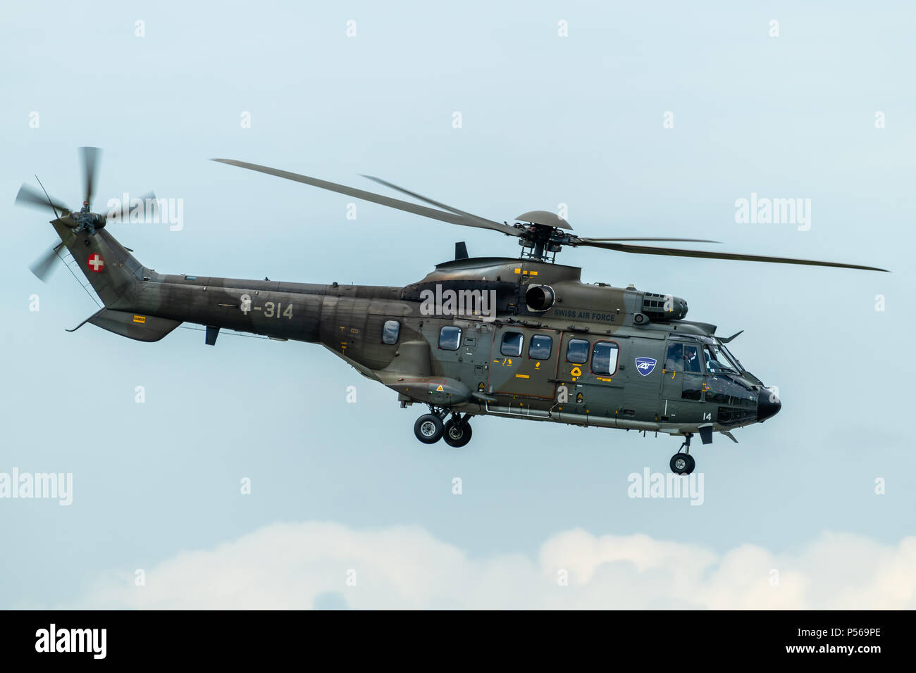 globaal Lodge verdwijnen Aerospatiale Eurocopter AS 332 Super Puma helicopter of the Swiss Air Force  during aerobatic display Stock Photo - Alamy