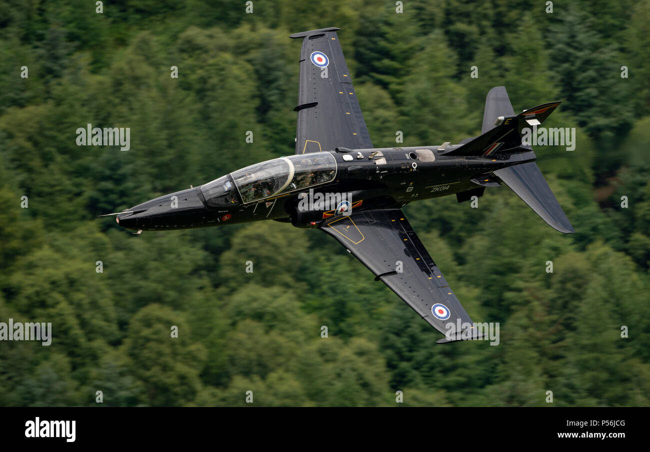 RAF Hawk T2 Jet Trainer flying low level in the mach loop area of Wales (LFA7, low flying area 7) near Snowdonia Stock Photo