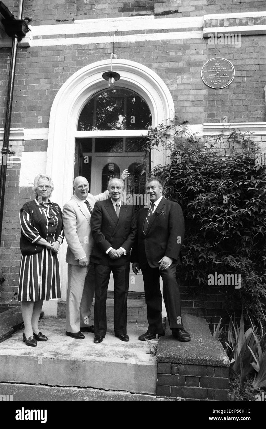 Juan Antonio Samaranch, President of the International Olympic Committee (second from the right) on a visit to Birmingham. At No. 8 Ampton Road, Edgbaston, the home of lawn tennis. Juan Antonio Samaranch, pledged that Birmingham would get a fair deal when the choice would be made for hosting the Olympic Games in 1992. 7th July 1986. Stock Photo