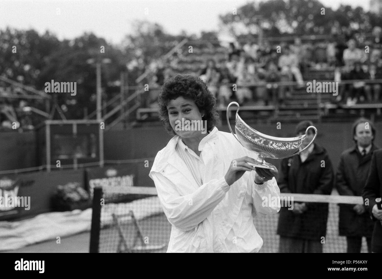 The Women's Singles final of the Dow Chemical Classic Tennis Tournament at the Edgbaston Priory Club. Pictured, winner Pam Shriver with the trophy. 14th June 1987. Stock Photo