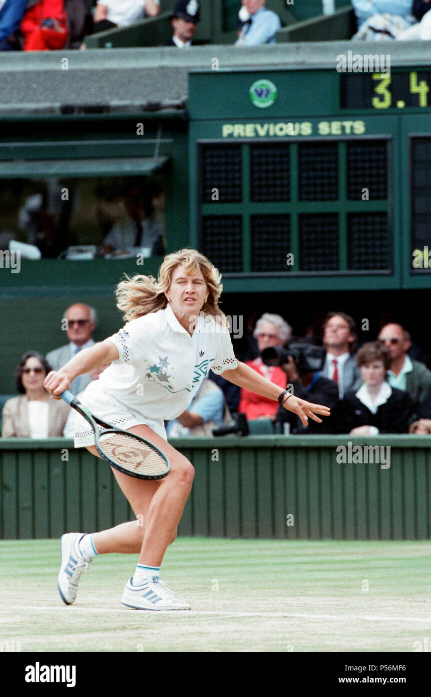 Steffi graf 1988 wimbledon hi-res stock photography and images - Alamy