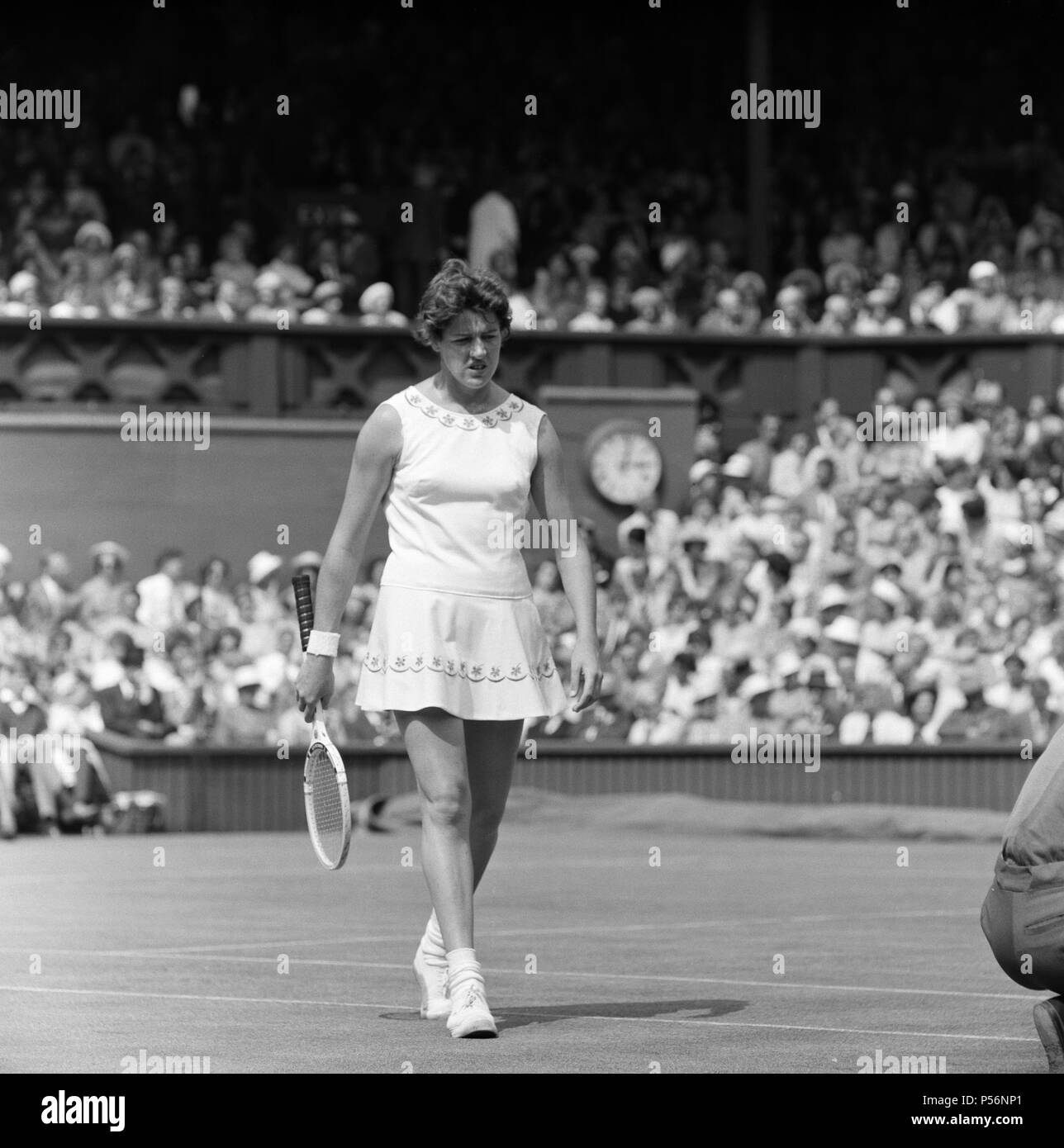 Wimbledon Tennis, Ladies day. Margaret Smith (pictured) playing against Billie  Jean Moffitt (later King). 26th June 1962 Stock Photo - Alamy