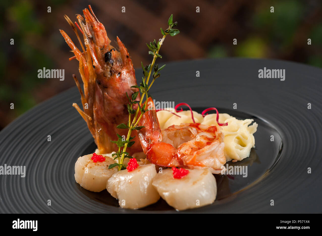 Pan Fry Red King Shrimp with Scallop Stock Photo Alamy