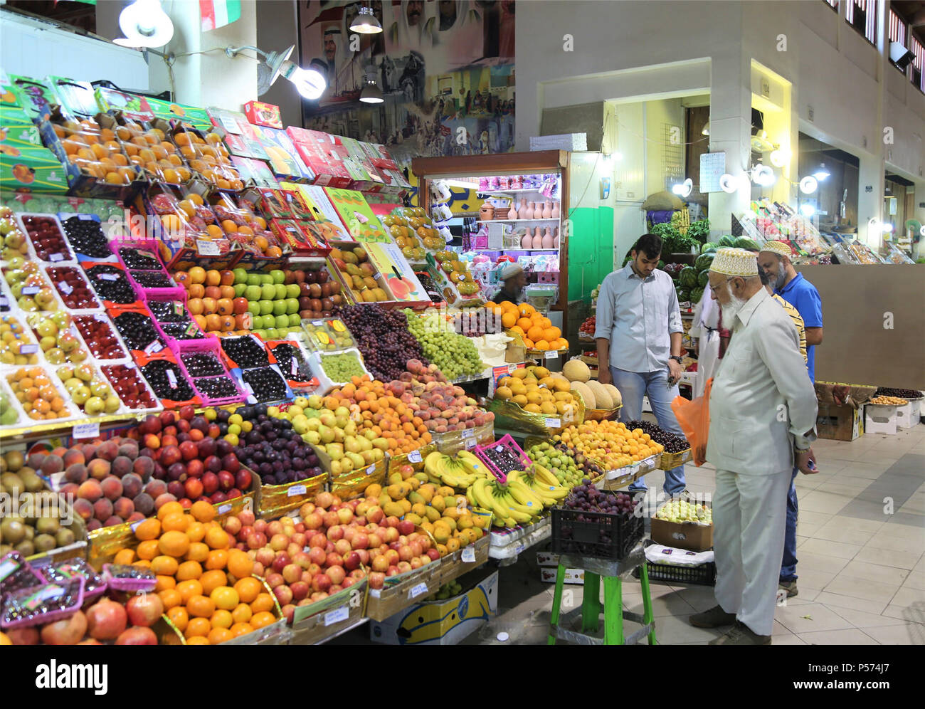 Kuwait City, Kuwait. 25th June, 2018. A man buys fruits at the Souk Al