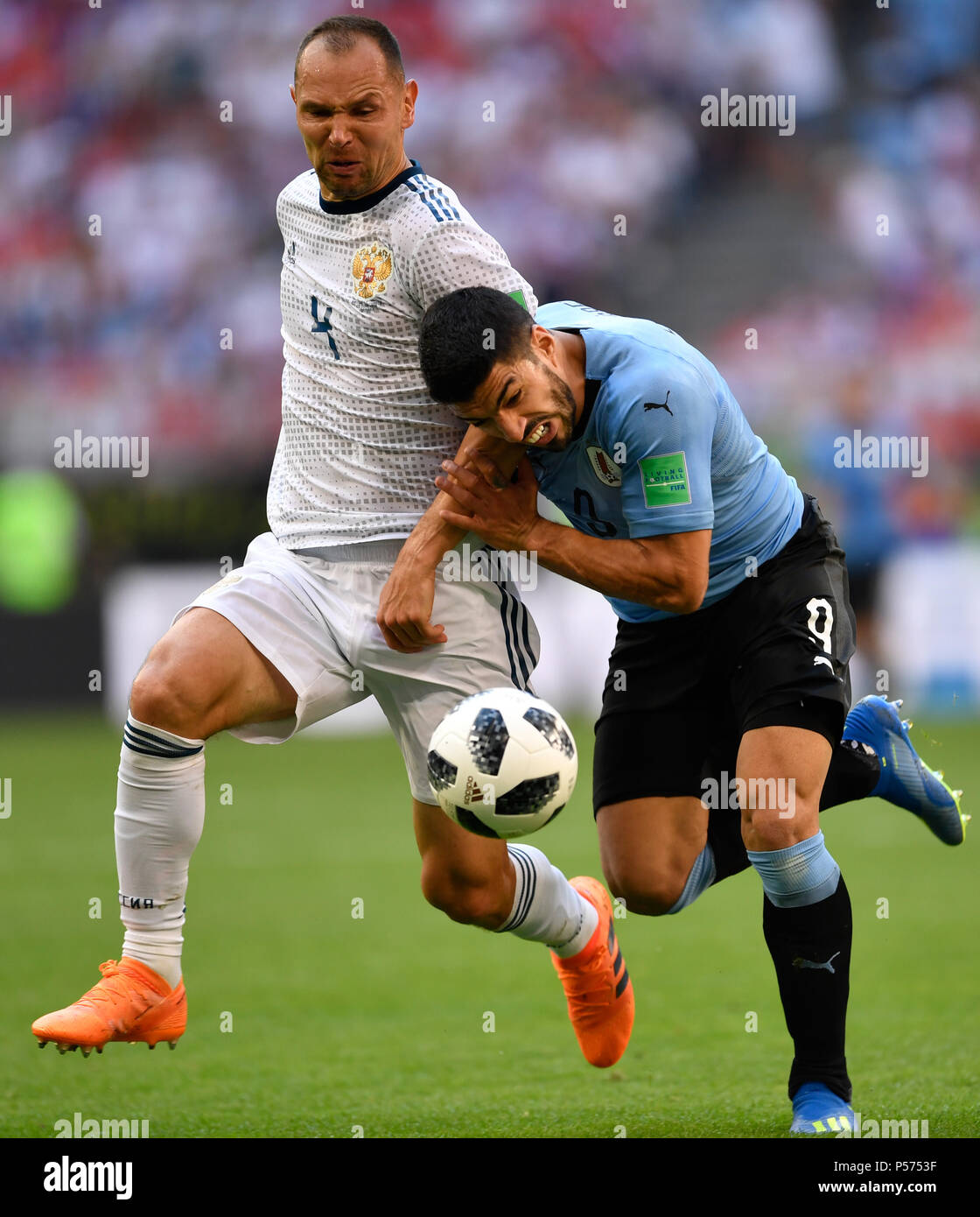Samara, Russia. 25th June, 2018. Soccer: World Cup, group stages, group A, 3rd matchday Uruguay vs Russia, at Samara Stadium. Russia's Sergei Ignashevich and Uruguay's Luis Suarez (R) vie for the ball. Credit: Marius Becker/dpa/Alamy Live News Stock Photo